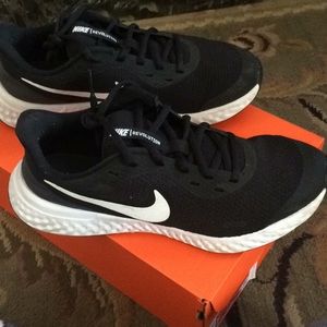 Nike Revolution Sneakers Kid’s Sz 7 with box